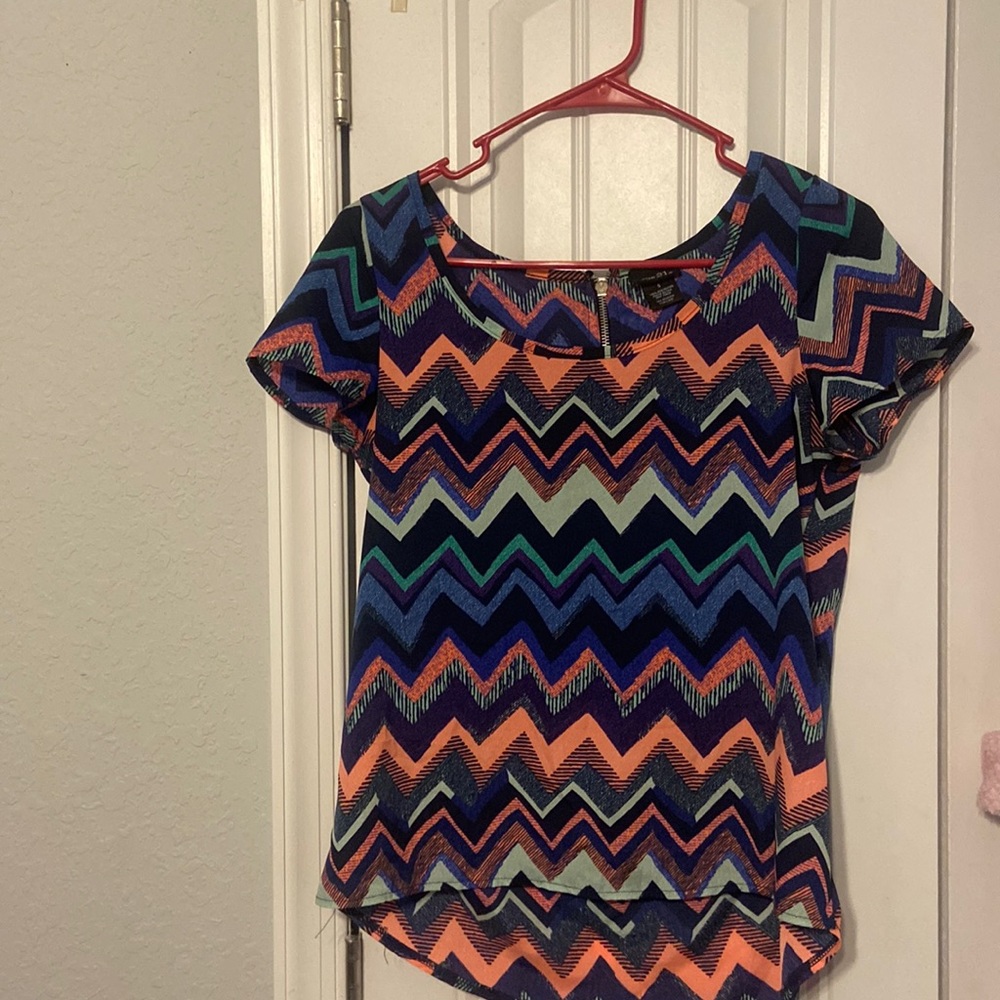 Selling a chevron patterned top. Perfect for business casual